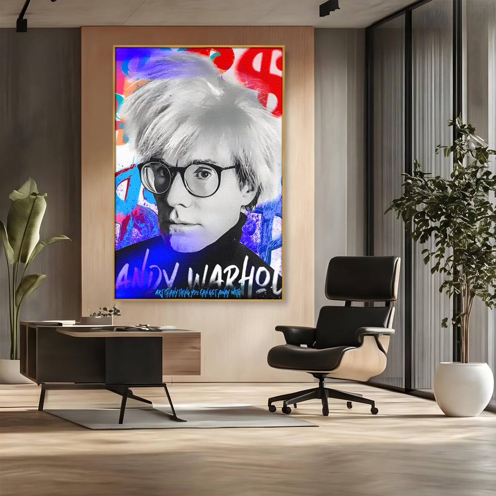 Tablou canvas cu tablou canvas cu portretul lui andy warhol, in rama de aluminiu auriu, pe perete intr-un birou